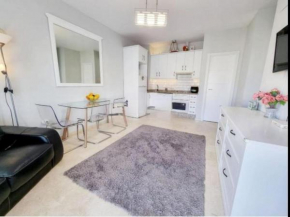 LOVELY GROUND FLOOR ESMERALDA, POOL, Parking